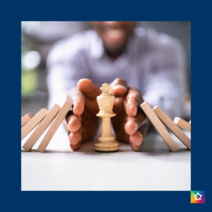 He koning schaakstuk wordt beschermd door twee handen.